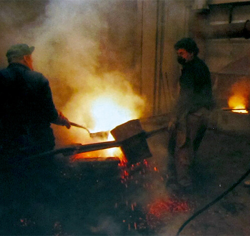 Das flüssige Metall wird von zwei Gießern in die Keramikform gegossen