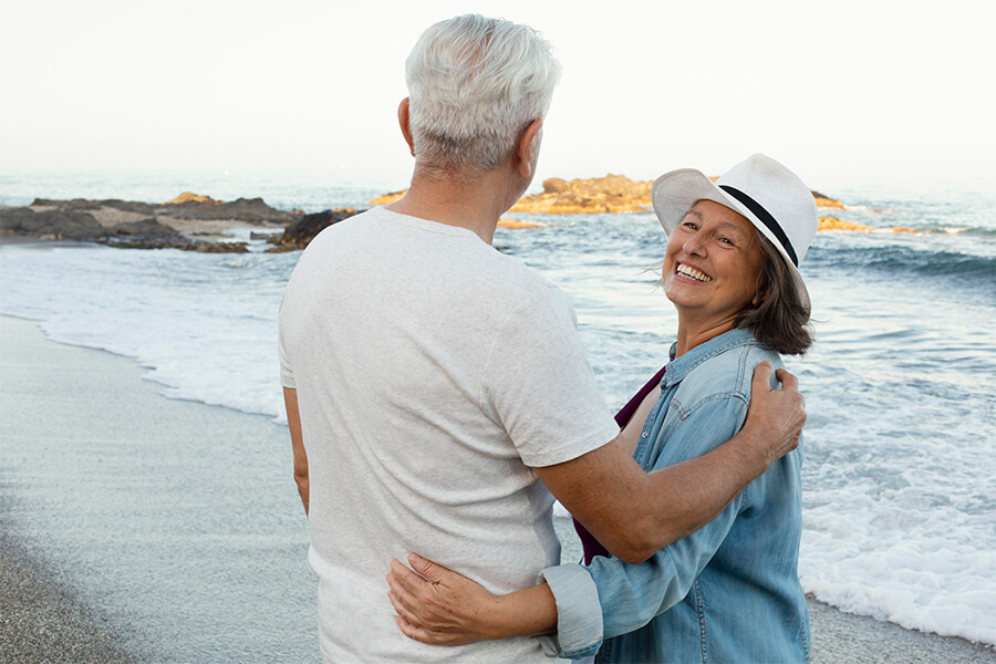 Älteres Ehepaar zusammen am Strand